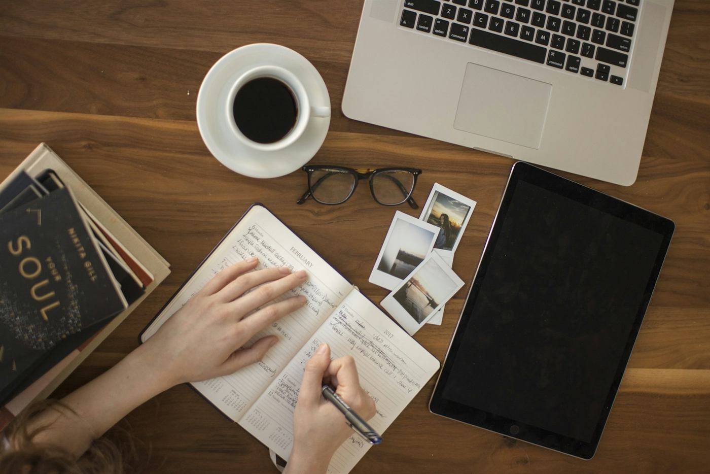 Carnet de notes ouvert sur un bureau, quelqu'un reprend un travail existant